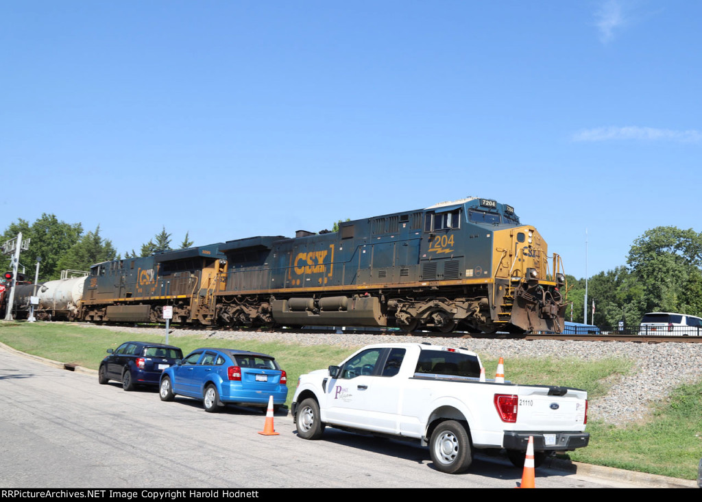 CSX 7204 leads train L620-06 towards the signals at Fetner